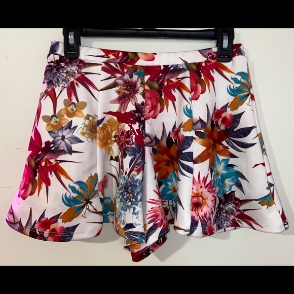 Floral Wide Leg Shorts - Picture 2 of 2